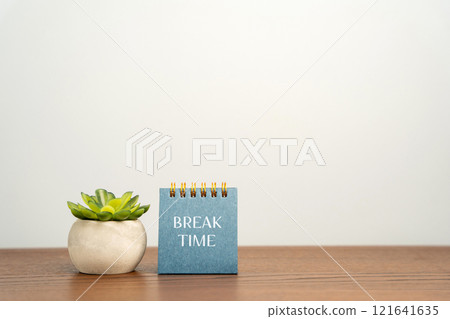 Notes with the word Break Time and succulent. Period during work, school, or other activities when individuals pause their tasks to rest, relax, or recharge. Copy space 121641635