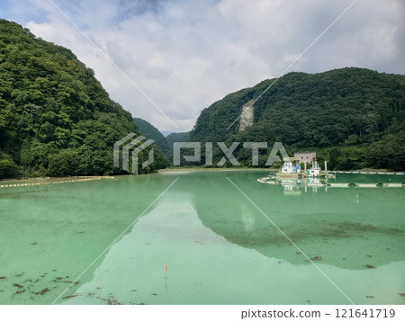 信木水庫的水呈翠綠色 121641719