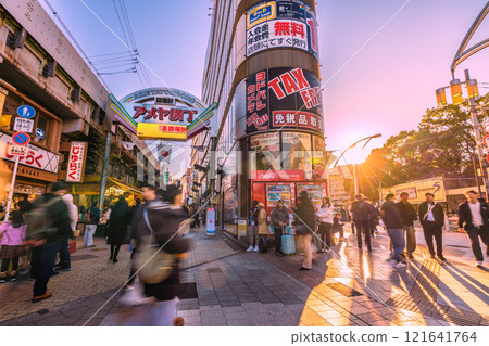 日本元旦的東京城市景觀。入境旅遊繼續...阿美橫町擠滿了外國遊客...=2020年1月1日 日本元旦的東京城市景觀。入境旅遊繼續...阿美橫町擠滿了外國遊客...=2020年1月1日 121641764