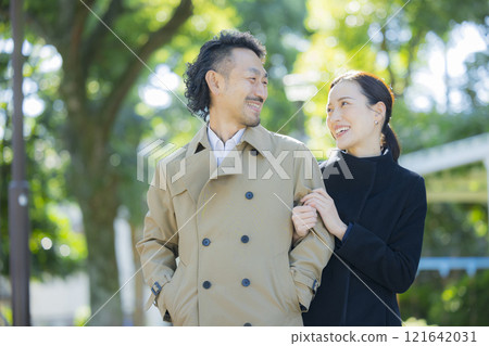 A couple in a coat 121642031