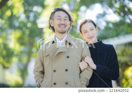 A couple in a coat 121642032