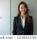 微笑的年輕女商人 121642130