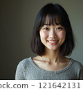 微笑對照相機的婦女 121642131