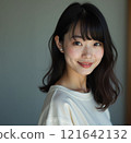 微笑對照相機的婦女 121642132