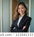 微笑的年輕女商人 121642133