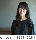 微笑著的年輕女子 121642134