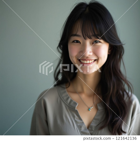 微笑對照相機的一個少婦 121642136