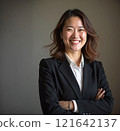 微笑著交叉雙臂的女商人 121642137