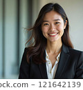 微笑的年輕女商人 121642139