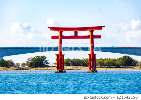 漂浮在靜岡縣濱名湖上的鳥居 漂浮在靜岡縣濱名湖上的鳥居 121642150