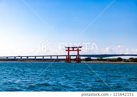 漂浮在靜岡縣濱名湖上的鳥居 121642151