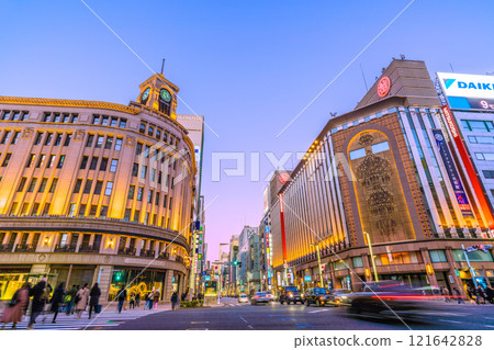 日本東京城市景觀元旦…閃閃發光的銀座…熙熙攘攘的外國遊客在散步。新時代的希望之光=命令和7 日本東京城市景觀元旦…閃閃發光的銀座…熙熙攘攘的外國遊客在散步。新時代的希望之光=命令和7 121642828