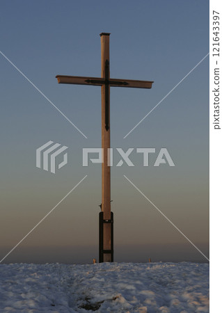 Summmit cross of Rechelberg mountain in wintertime, Bavaria, Germany 121643397