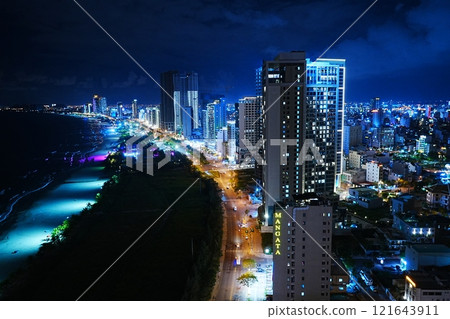越南峴港男子泰國海灘夜景 越南峴港男子泰國海灘夜景 121643911