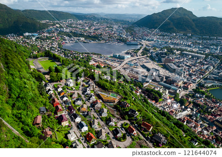 Bergen is a city and municipality in Hordaland on the west coast of Norway. 121644074