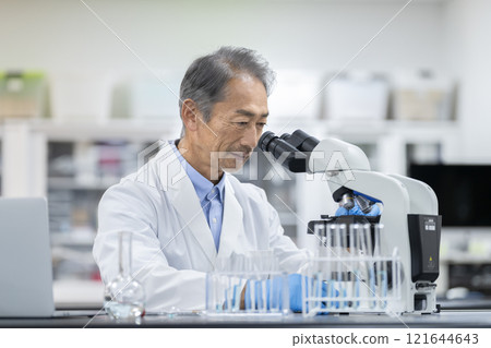 身穿白大褂的老人用顯微鏡工作 — 實驗、研究和開發的圖像 121644643