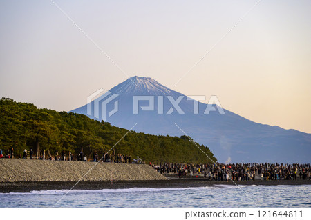 First sunrise of the year, Miho no Matsubara, Mt. Fuji, sunrise, New Year's Day, New Year's Day [Shimizu Ward, Shizuoka City, Shizuoka Prefecture] 121644811