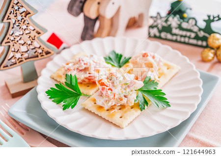 鮭魚和北寄蛤蜊沙拉開胃菜 121644963