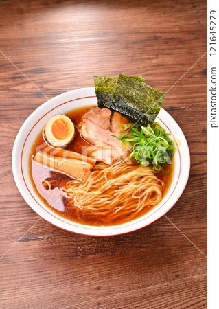 Chinese noodles, ramen, soy sauce ramen, soy sauce ramen, noodle dishes. 121645279