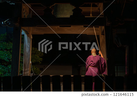A monk who rings the bell of Joya no kane 121646115