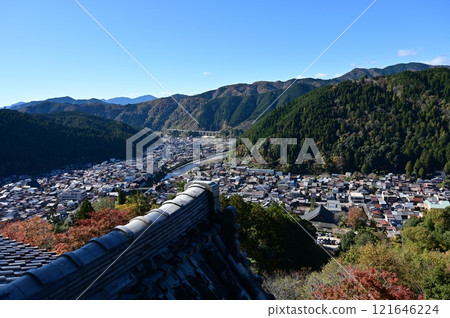 Autumn leaves and the castle town of Gujo Hachiman Autumn leaves and the castle town of Gujo Hachiman 121646224