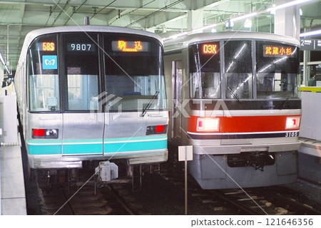 Tokyo Metro 9000 series (Komagome display) and Tokyu Corporation 3000 series (Musashi-Kosugi display) lined up at Musashi-Kosugi Tokyo Metro 9000 series (Komagome display) and Tokyu Corporation 3000 series (Musashi-Kosugi display) lined up at Musashi-Kosugi 121646356