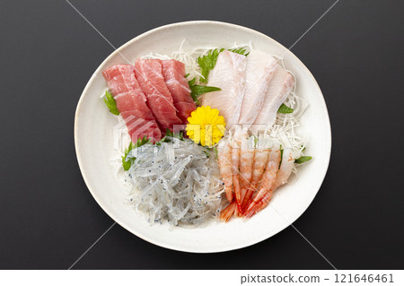 黑色背景上的什錦生魚片 121646461