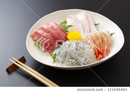 黑色背景上的什錦生魚片 黑色背景上的什錦生魚片 121646464