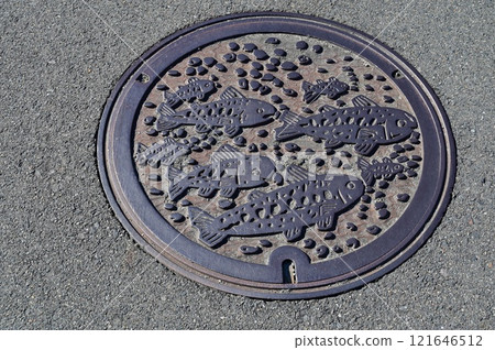 Manhole cover in Gujo Hachiman, Gifu Prefecture 121646512