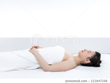 Beauty image of young woman 121647108