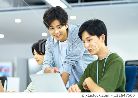 Young IT engineers having a meeting in the office 121647500