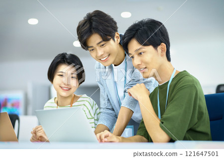 Young IT engineers having a meeting in the office 121647501