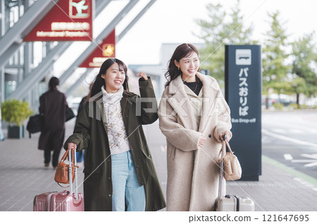 在機場見面並進行女孩旅行的圖片 在機場見面並進行女孩旅行的圖片 121647695