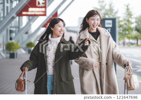 在機場見面並進行女孩旅行的圖片 在機場見面並進行女孩旅行的圖片 121647696