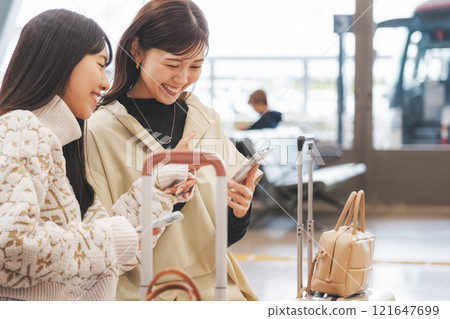 少女旅行出發前興奮的畫面 121647699