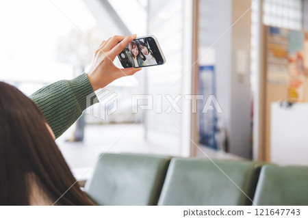 少女旅行出發前興奮的畫面 121647743