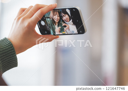 少女旅行出發前興奮的畫面 121647746