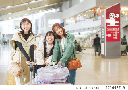 少女旅行出發前興奮的畫面 121647749