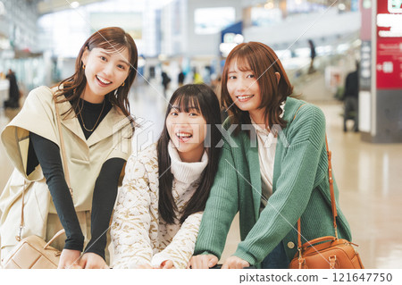 少女旅行出發前興奮的畫面 121647750