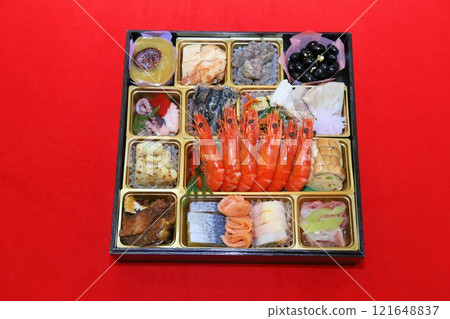 色彩繽紛的各式日式懷石料理裝在盒子裡，裡面裝滿了來自豪華餐廳的高級年貨菜餚。 121648837