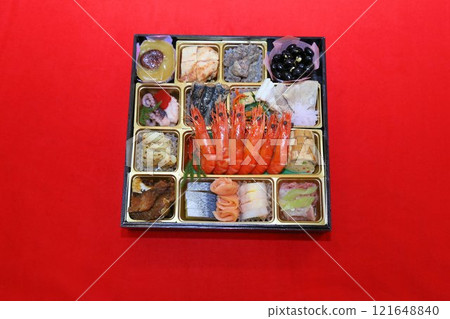 色彩繽紛的各式日式懷石料理裝在盒子裡,裡面裝滿了來自豪華餐廳的高級年貨菜餚。 色彩繽紛的各式日式懷石料理裝在盒子裡,裡面裝滿了來自豪華餐廳的高級年貨菜餚。 121648840