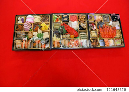 色彩繽紛的各式日式懷石料理裝在盒子裡，裡面裝滿了來自豪華餐廳的高級年貨菜餚。 121648856