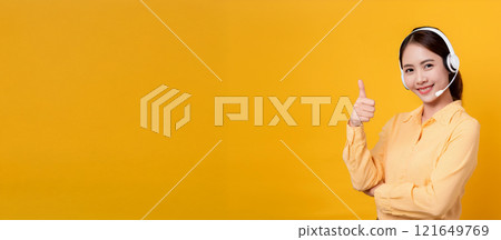 A female operator in her 20s giving a thumbs up. 121649769