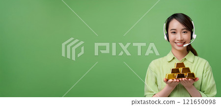 一名20多歲的女操作員,手裡拿著金條。 一名20多歲的女操作員,手裡拿著金條。 121650098