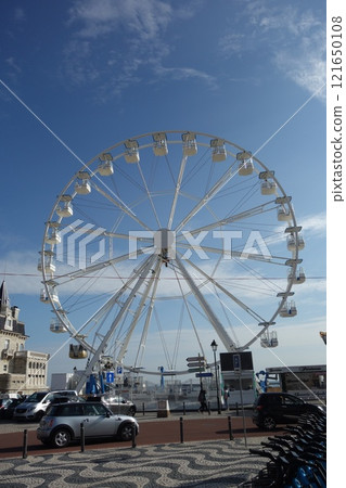 Cascais, Portugal - November 26, 2024: giant ferris wheel built during the Christmas season along the Cascais Bay 121650108