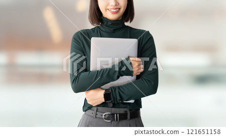 帶筆記型電腦的微笑的女人/女商人 121651158