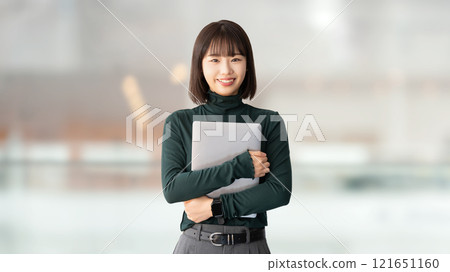 帶筆記型電腦的微笑的女人/女商人 121651160