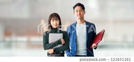 兩位商人和婦女的團隊合作形象 121651161