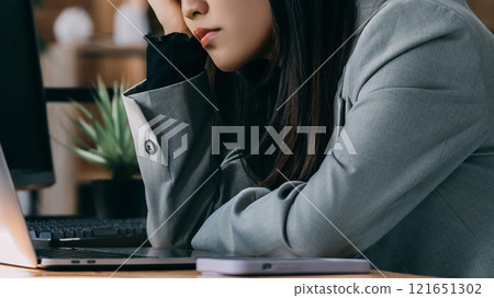 一個女商人抱著頭擔心 121651302