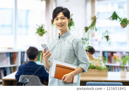 在辦公室工作的穿著便衣的年輕男商人 在辦公室工作的穿著便衣的年輕男商人 121651841